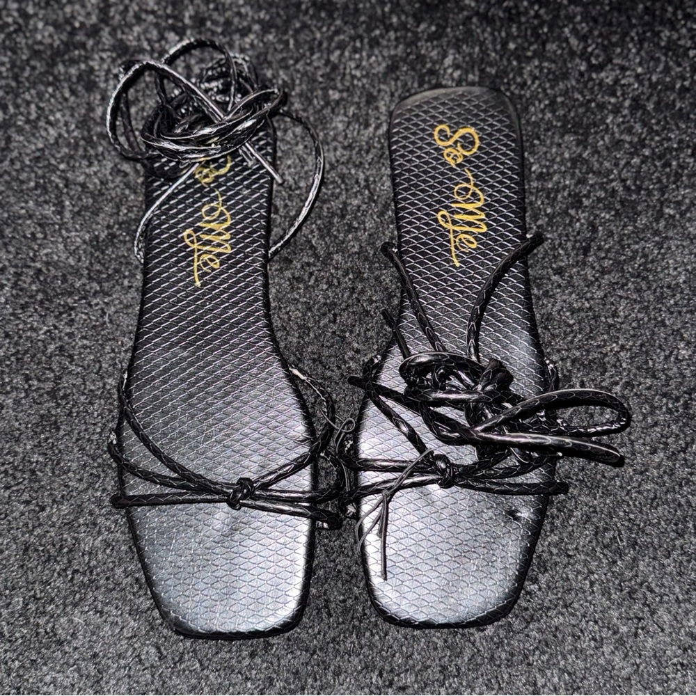 So Me Black Sandals Sleek and Stylish